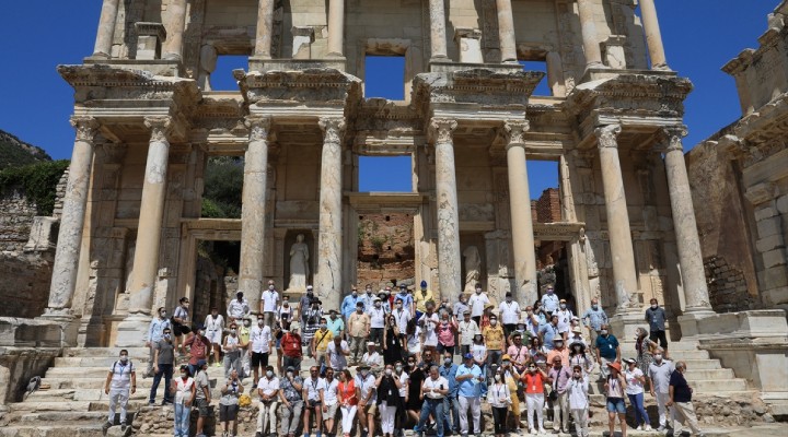 Rehberler ve sanatçılardan Efes Antik Kent tanıtımı