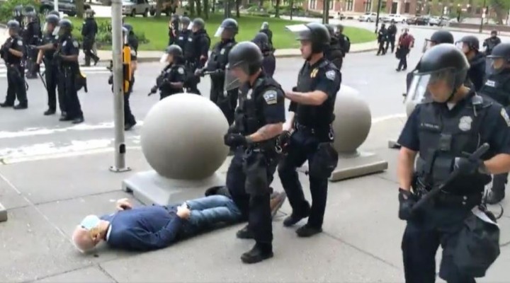 ABD'de polis şiddeti: Yaşlı adamın kafasını yardılar
