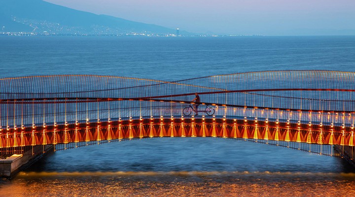 Bayraklı yaya köprüsüne uluslararası tasarım ödülü