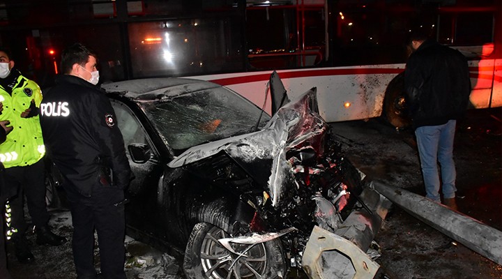 İzmir'de feci kaza... Direği devirdi, otobüse çarptı!