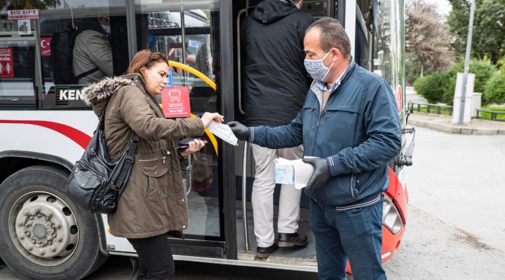 İzmir'de ücretsiz maske dağıtımı