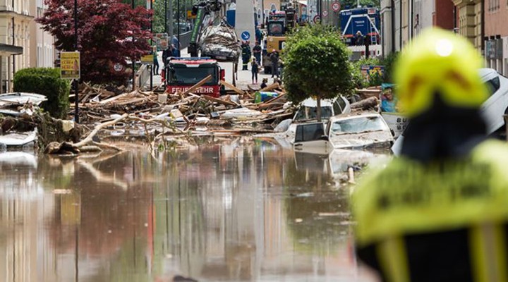 Sel felaketi... 6 bina çöktü, 30 kişi kayıp