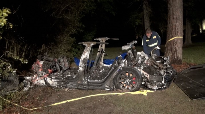 Sürücüsüz Tesla kaza yaptı: 2 ölü!