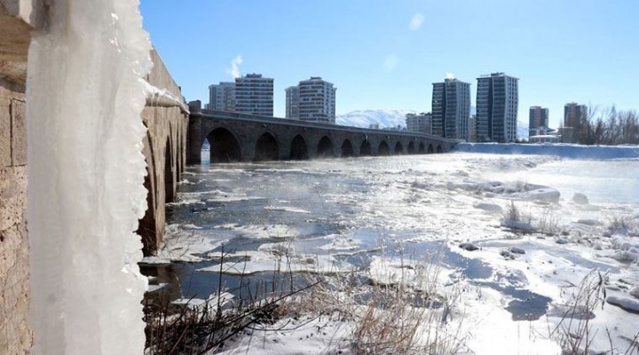 Türkiye'nin en soğuk yerinde nehir buz tuttu