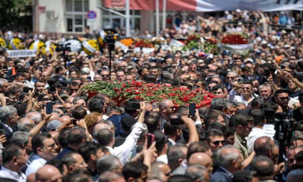 Manisa Büyükşehir Belediye Başkanı Ferdi Zeyrek son yolculuğuna uğurlanıyor... 