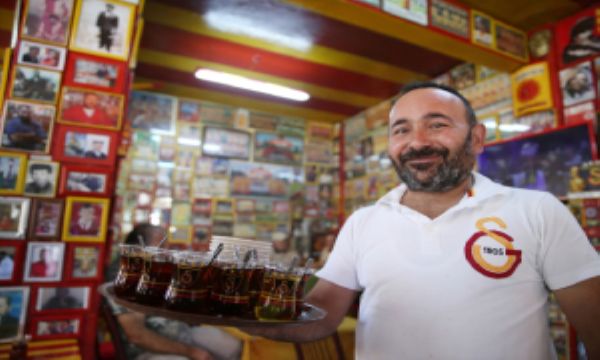  Bu kahvehanede Galatasaray'ı eleştirmek ve Fenerbahçe forması 