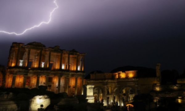Efes Antik Kenti'nde şimşekler gökyüzünü aydınlattı