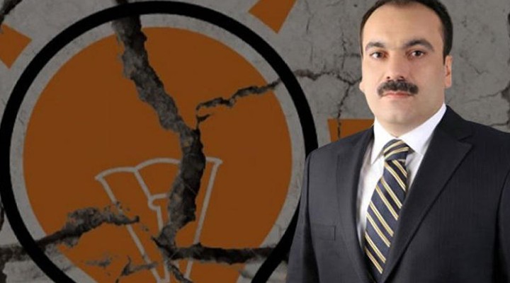AK Parti'de bir Davutoğlu istifası daha
