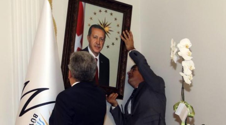 Kayyumun ilk işi Erdoğan'ın fotoğrafını asmak oldu