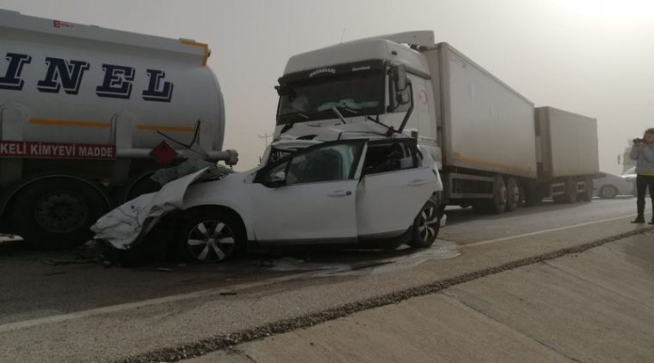 'Kum fırtınası' kazası: 8 araç birbirine girdi