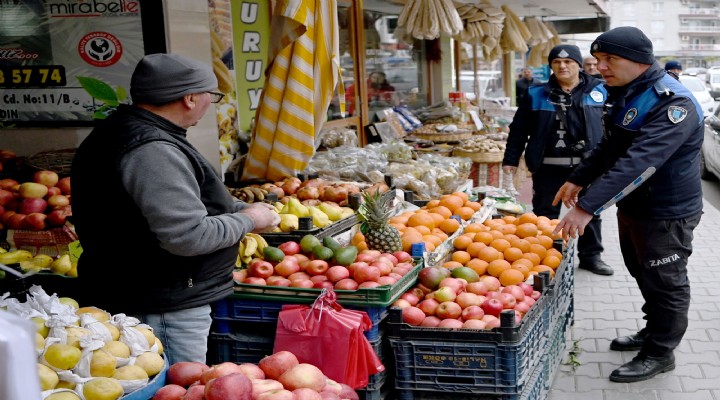 Kuşadasi belediyesi zabita ekipleri kaldirim işgaline geçit vermiyor