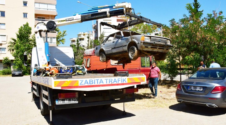 Narlıdere'de hurda araçlar toplanıyor