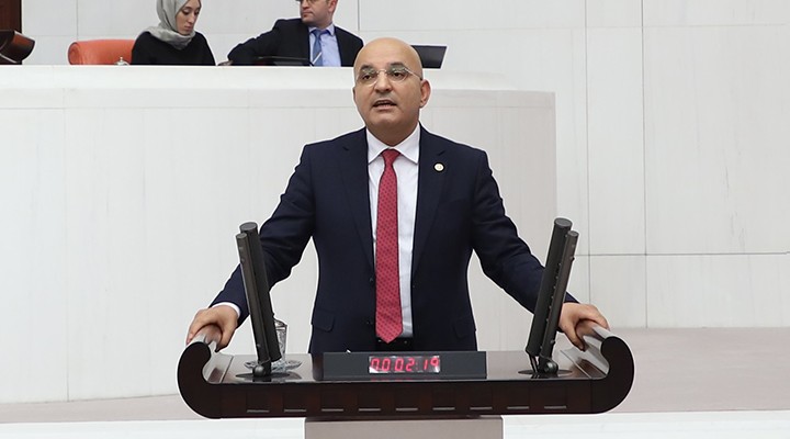 ''Siyasi partinin rektörlüğüne soyunmayın''