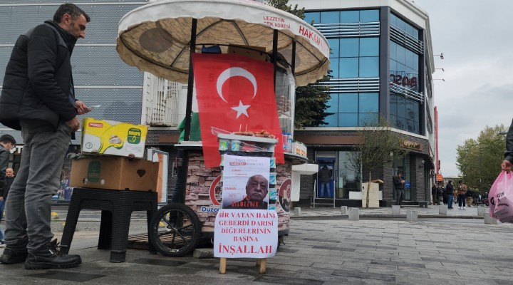 ''Vatan haini geberdi'' yazısı asıp tatlı dağıttı!