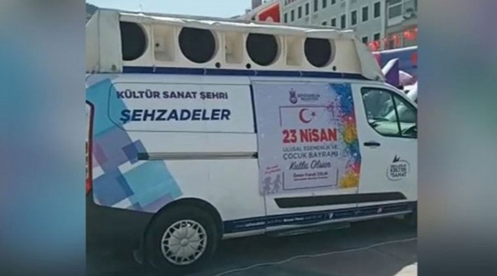 23 Nisan'da çocuklara AK Parti'nin dombrasını çaldılar