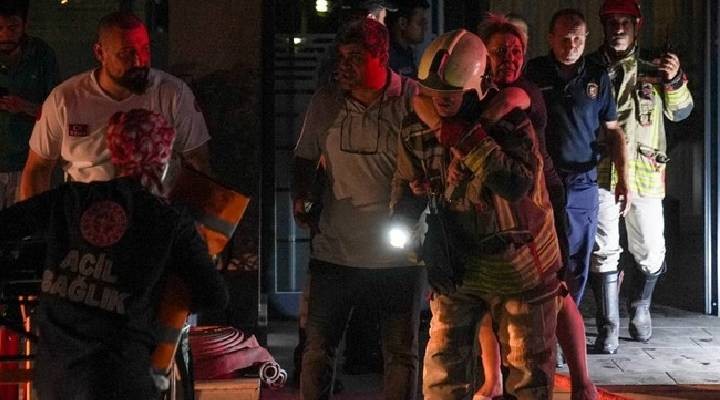 26 katlı binada korkutan yangın: Biri bebek 3 ölü, 39 yaralı