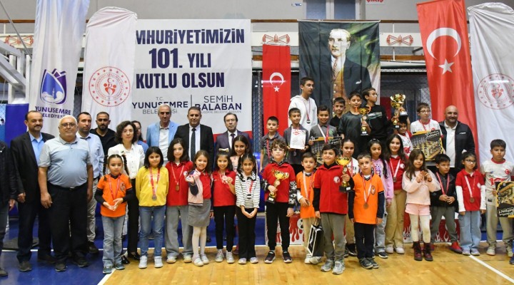 29 Ekim Satranç Turnuvası'nda ödüller sahiplerini buldu