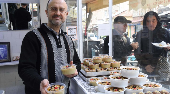 8 metrekarelik dükkanda dede mesleği tatlıcılığı 49 yıldır sürdürüyor