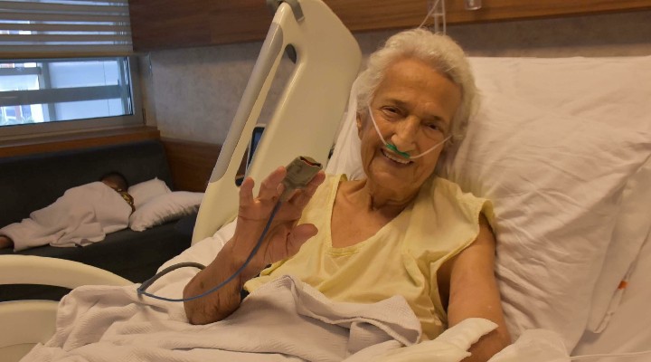 85 yaşındaki hasta, kapalı kalp kapağı ameliyatı ile İzmir'de şifa buldu