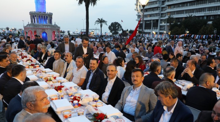 AK Parti'den Konak Meydanı'nda iftar...