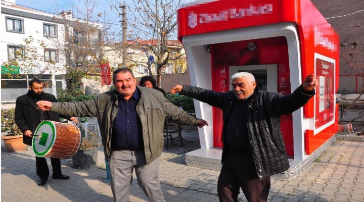 ATM'ye 'davullu zurnalı' kutlama