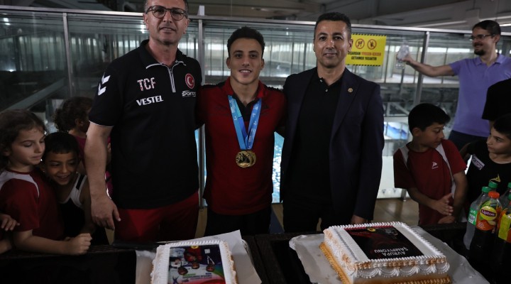 Adem Asil'e İzmir'de özel karşılama