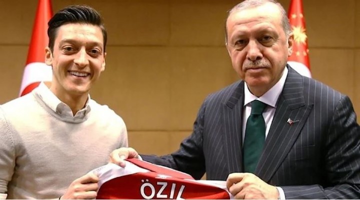Alman basınından ilginç Mesut Özil yorumu: Bu fotoğraf sonu oldu...
