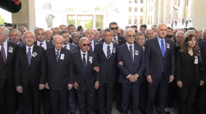 Altan Öymen'in cenazesinde dikkat çeken kare