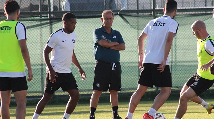 Altay'da İldiz sahaya iniyor