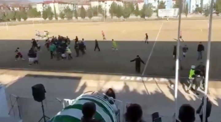 Amatör maçta saha karıştı: 14 kırmızı kart!