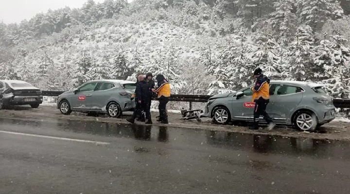 Anadolu Otoyolu'nda 3 ayrı kaza: 1 yaralı, 6 araç hasar gördü