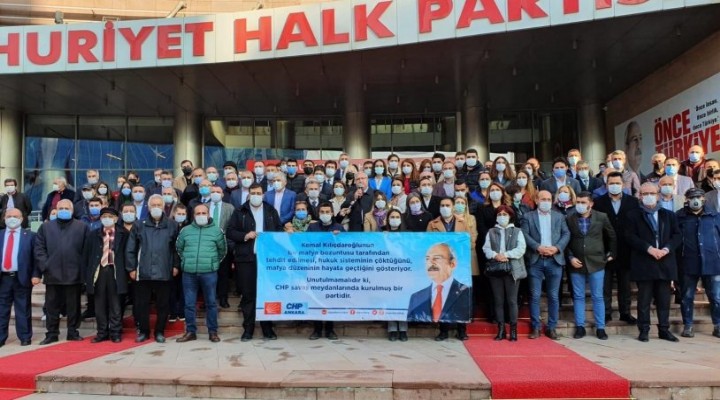 Ankara'da CHP'liler parti genel merkezi önünde toplandı