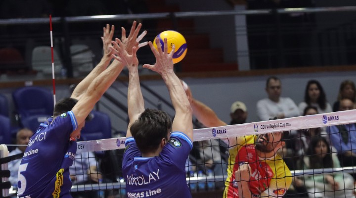 Arkas Spor lider Halkbank'ı ağırlıyor