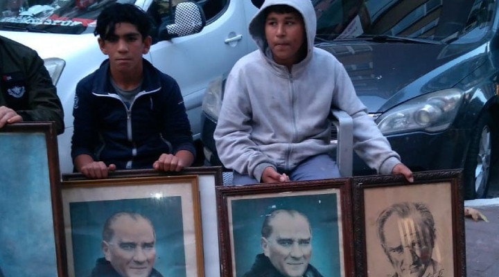 Atatürk fotoğraflarını çöpe attılar, çocuklar çıkardı