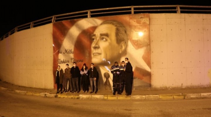 Atatürk'ü silmeye çalıştılar, vatandaş siper oldu