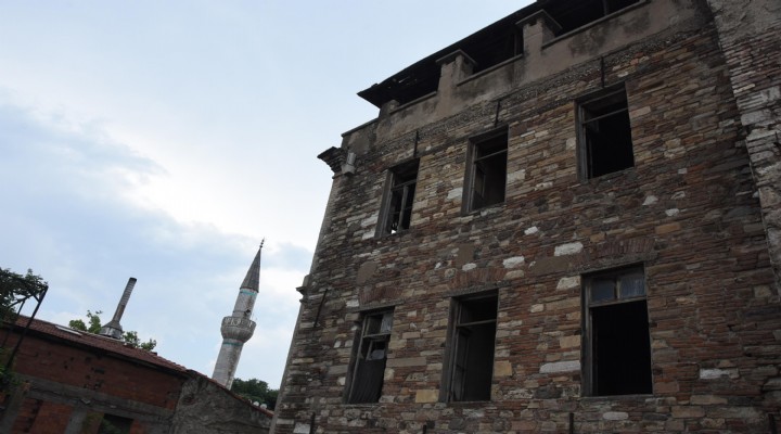 Atatürk'ün kaldığı otel kaderine terk edildi