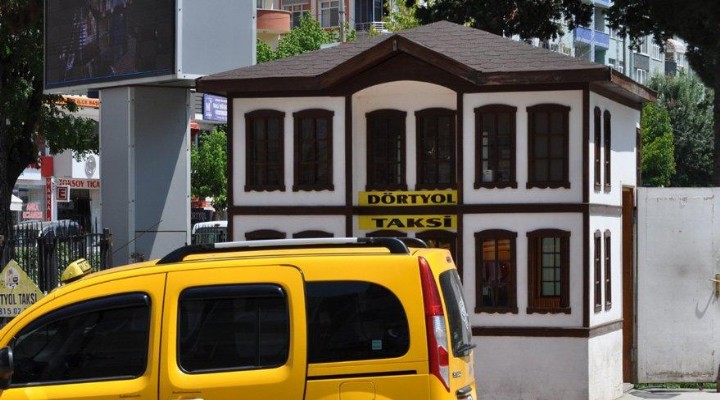 Atatürk'ün evinin benzerini yapıp taksi durağına çevirdi