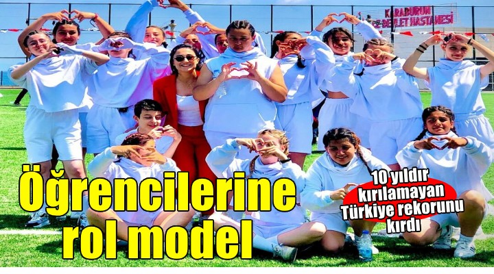 Ayşe öğretmen, atletizmdeki başarısıyla öğrencilerine rol model oluyor