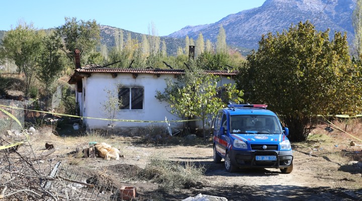 Baba ve ağabeyini öldürüp evi ateşe verdi!