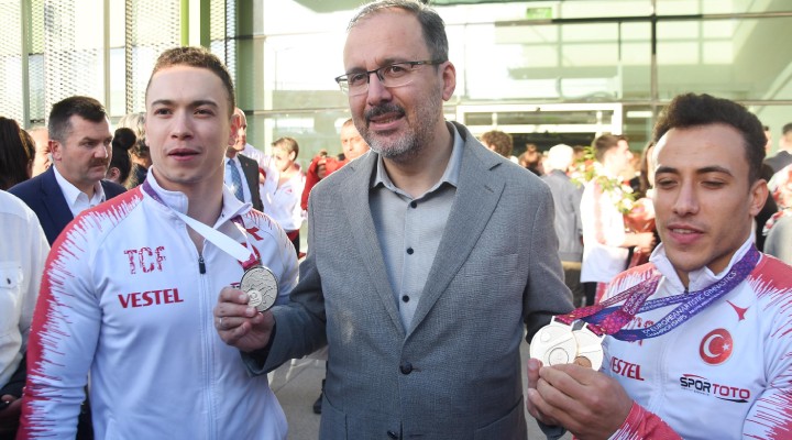 Bakan Kasapoğlu, İzmir'de şampiyonları karşıladı