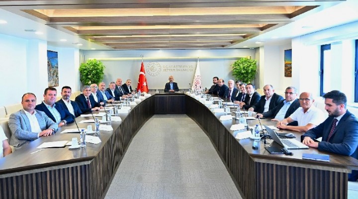 Bakan Uraloğlu, taksi sektörü temsilcileriyle bir araya geldi