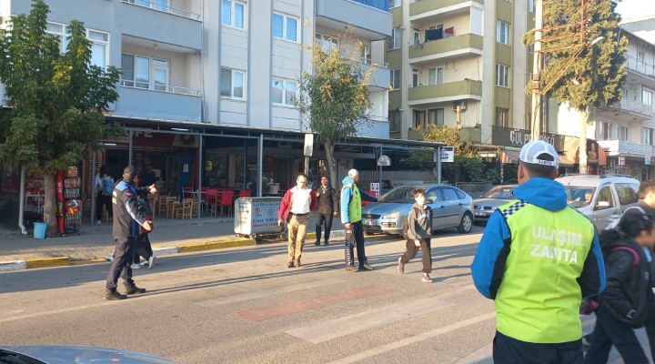 Balıkesir'de okul yolunda güvenli geçiş... Zabıta görev başında!