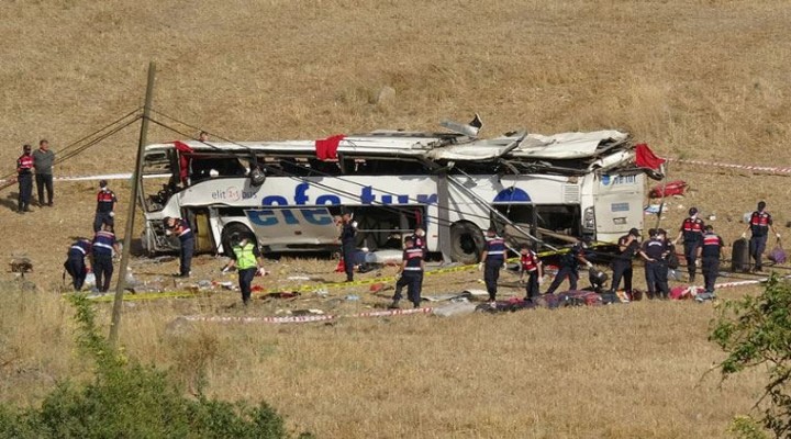 Balıkesir'de otobüs yoldan çıkarak takla attı! 14 kişi hayatını kaybetti