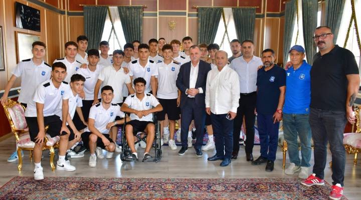Başkan Balaban Türkiye 4'lü finallerine kalan Yunusemre Belediyespor U17 futbol takımını kutladı