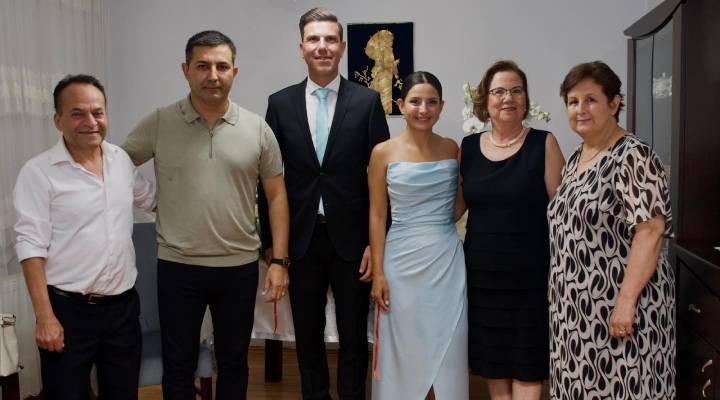 Başkan Ömer Günel genç çiftin mutluluklarına ortak oldu