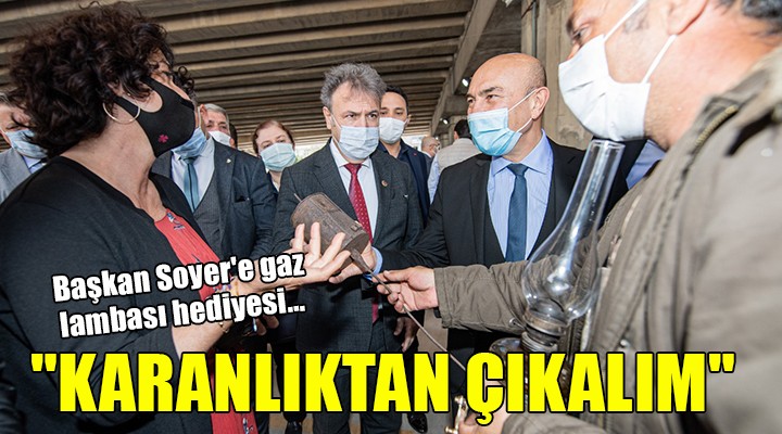 Başkan Soyer'e gaz lambası hediyesi... 