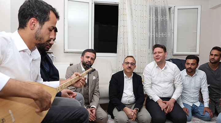 Başkan Sürekli'den gençlerle türkülü sohbet