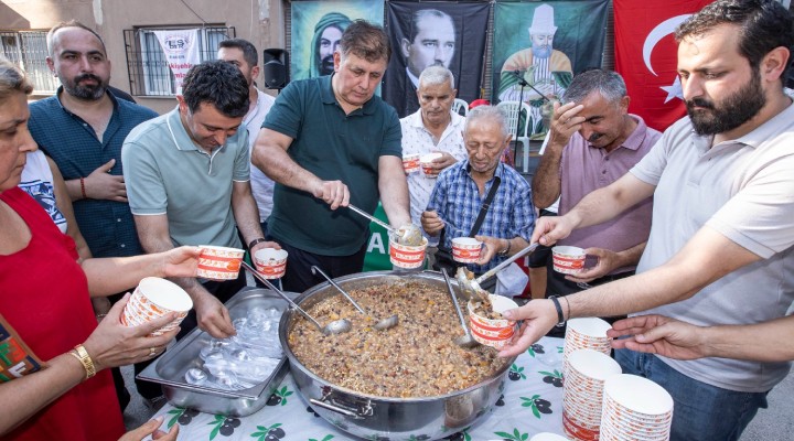 Başkan Tugay Örnekköy'de aşure dağıttı!