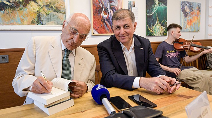 Başkan Tugay Prof. Dr. Ruşen Keleş'in imza gününe katıldı