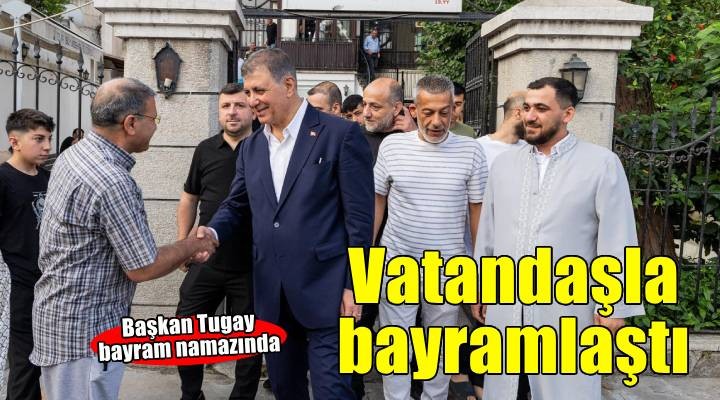 Başkan Tugay vatandaşlarla bayramlaştı